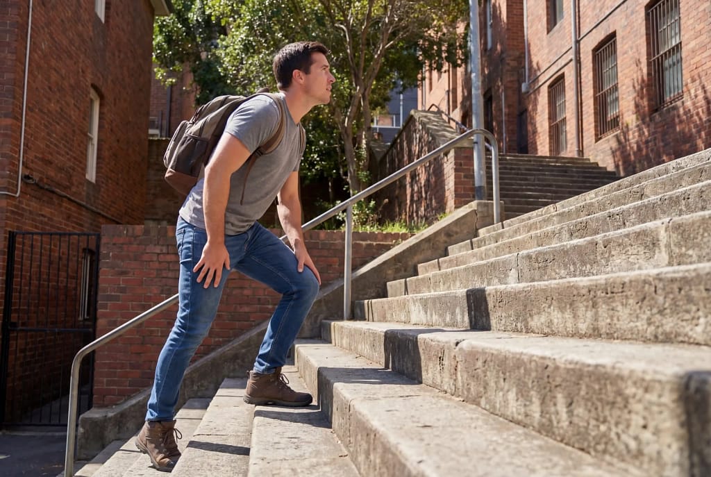 Como empezar a vender en Amazon: Decisiones clave antes de abrir la cuenta 103 persona subiendo paso a paso unas escaleras simulando su camino en amazon